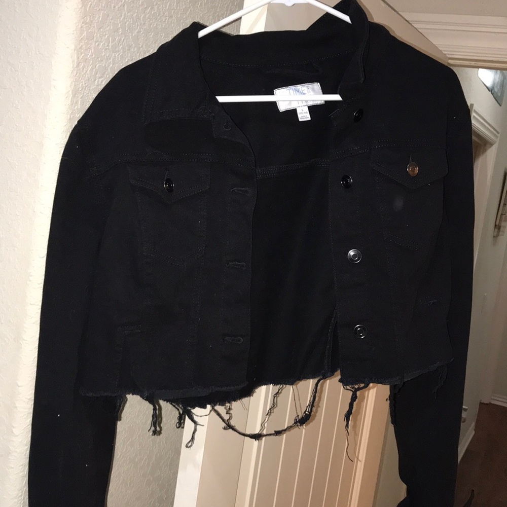 Black cropped jean jacket!